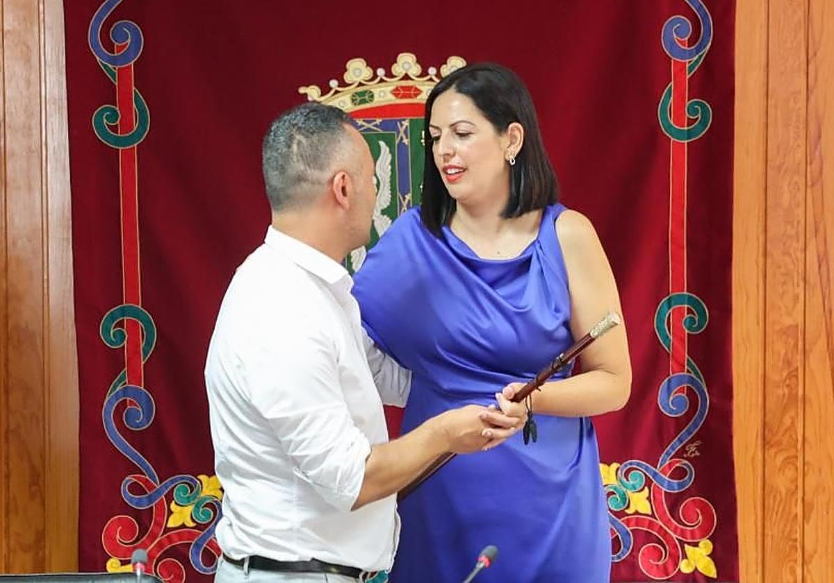 Davinia Falcón recibiendo el bastón de mando municipal del anterior alcalde, Alexis Ramos.