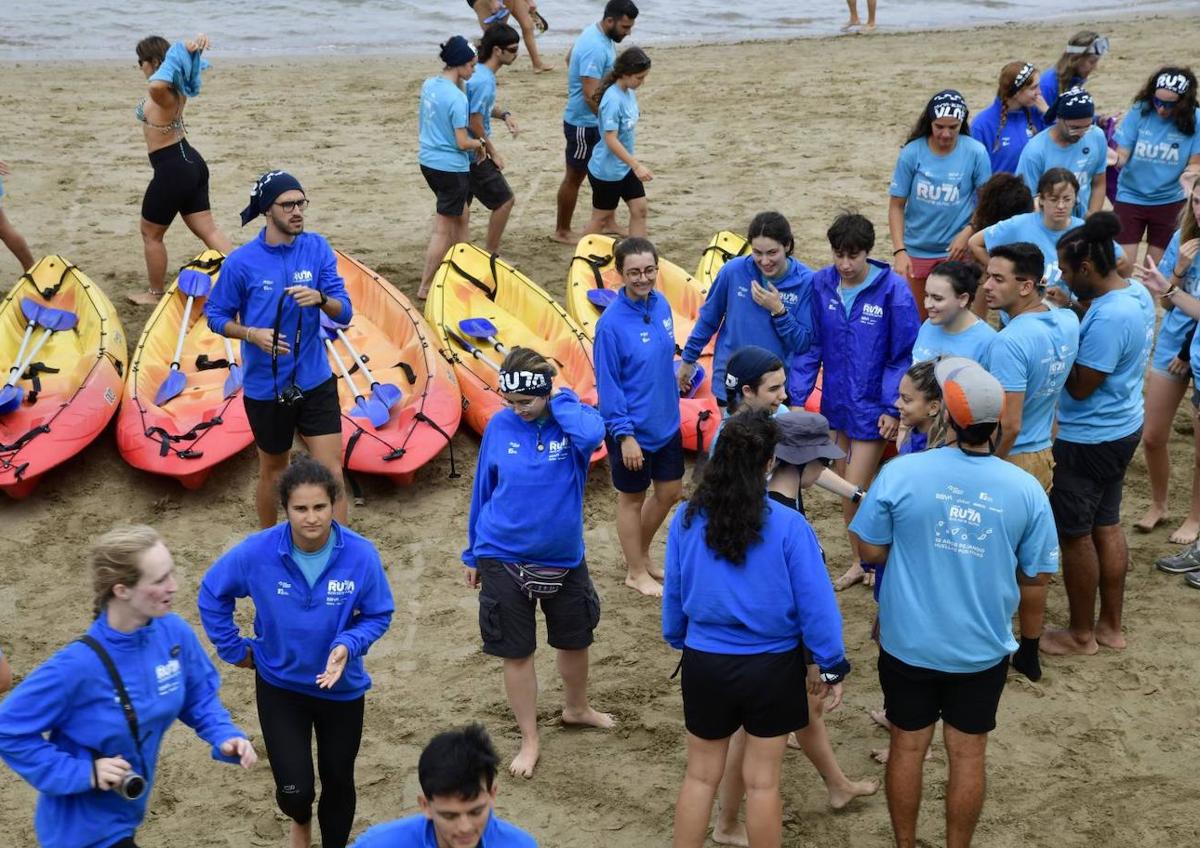 Imagen secundaria 1 - Los 45 participantes realizando actividades en Playa Chica.