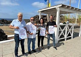 La concejala Carmen Gloria Rodríguez, con el alcalde y otros ediles, en los nuevos espacios sin humo.