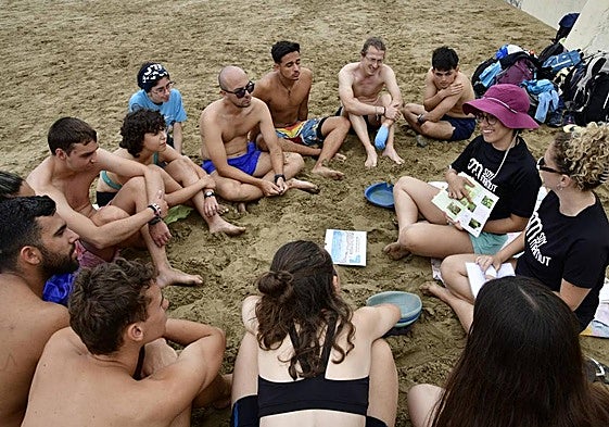 Ruta Siete atendiendo a una charla de concienciación sobre los microplásticos y la biodiversidad en Las Canteras.