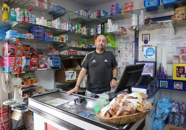 Anrtonio Espada, del Autoservicio Tamadaba, confiesa que ha pasado dos meses muy malos.