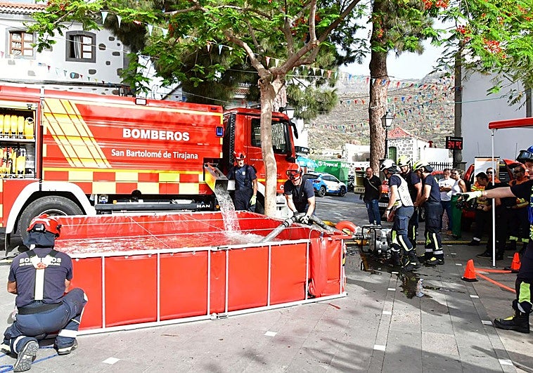 Los bomberos en plena presentación. En la imagen, la piscina de 7.000 litros que forma parte de la Bomba Urbana Pesada.