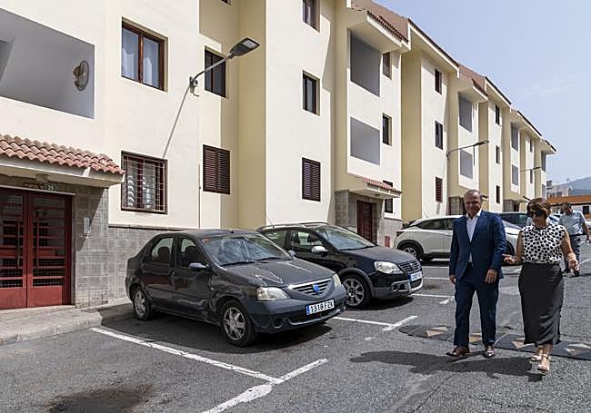 La alcaldesa, Onalia Bueno, y el vicepresidente del Cabildo y consejero de Vivienda, Augusto Hidalgo, en una visita días pasados a la calle El Drago, cuyas viviendas se beneficiarán del ERRP que ya tiene financiación comprometida.