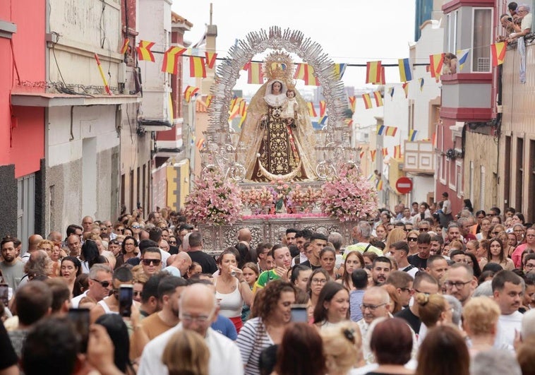 Las calles se llenaron de fieles este domingo en la procesión terrestre.