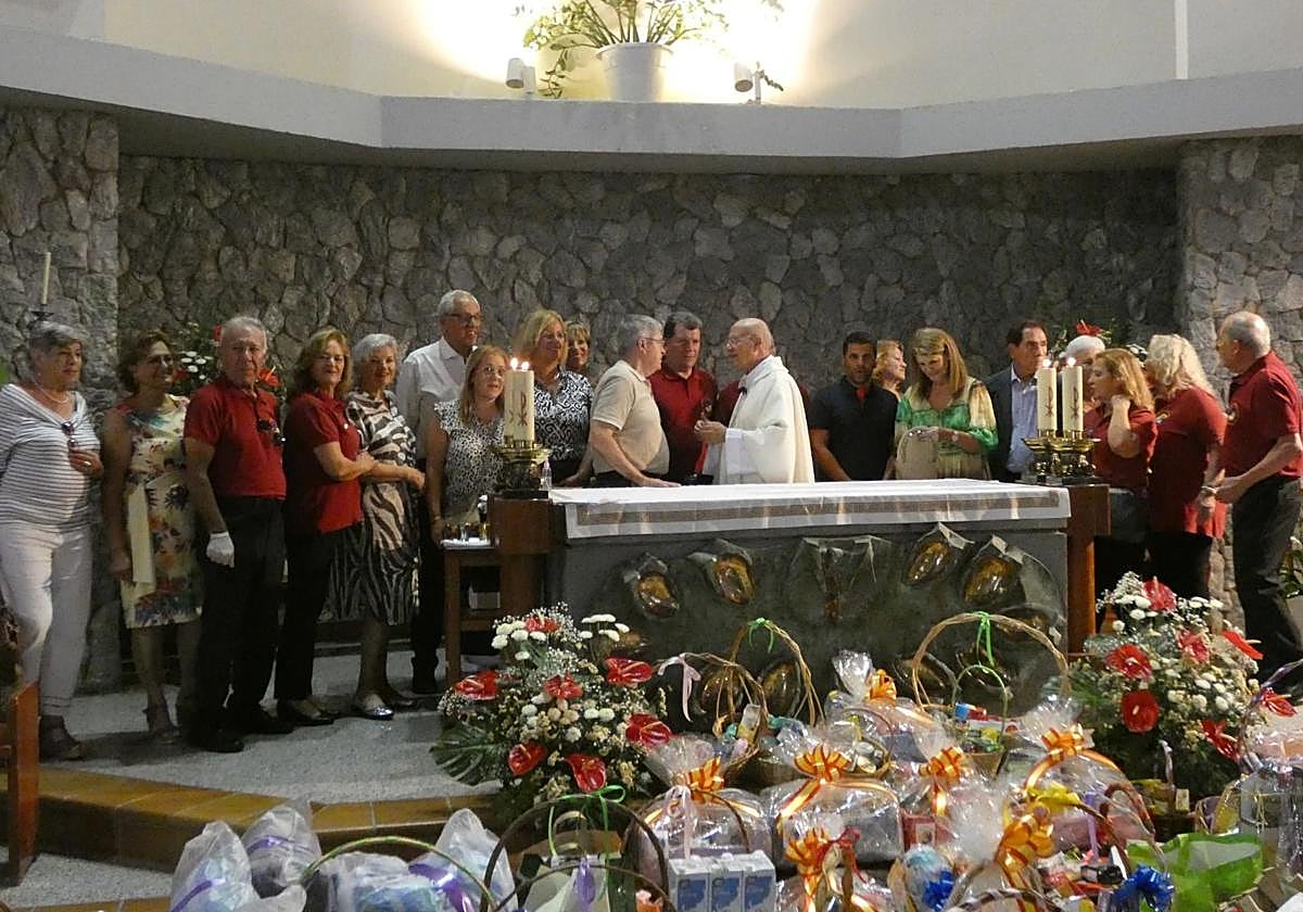 Parte de los asistentes, en una foto de familia tras el altar del templo.