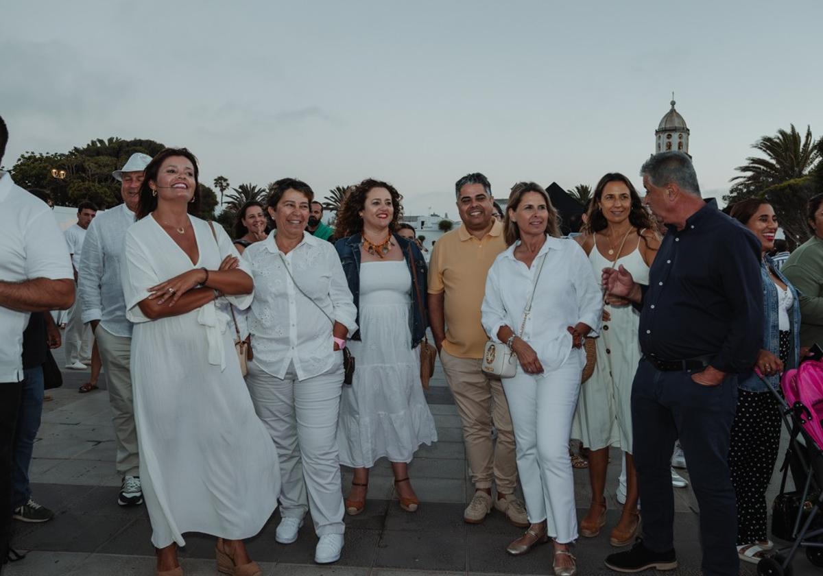 La alcaldesa Olivia Duque, con concejalas y concejales, vestidos de blanco.