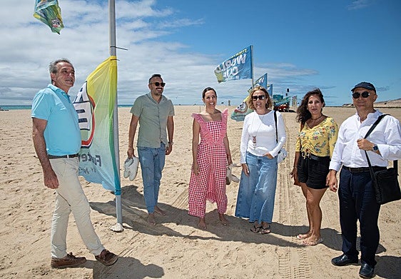 Jessica de León, consejera regional de Turismo y Empleo, con miembros de su gabinete del Gobierno de Canarias, en Playa de la Barca, y Rebeca de La Orden, directora general de René Egli by Meliá, organizador del torneo mundial de windsurfing.