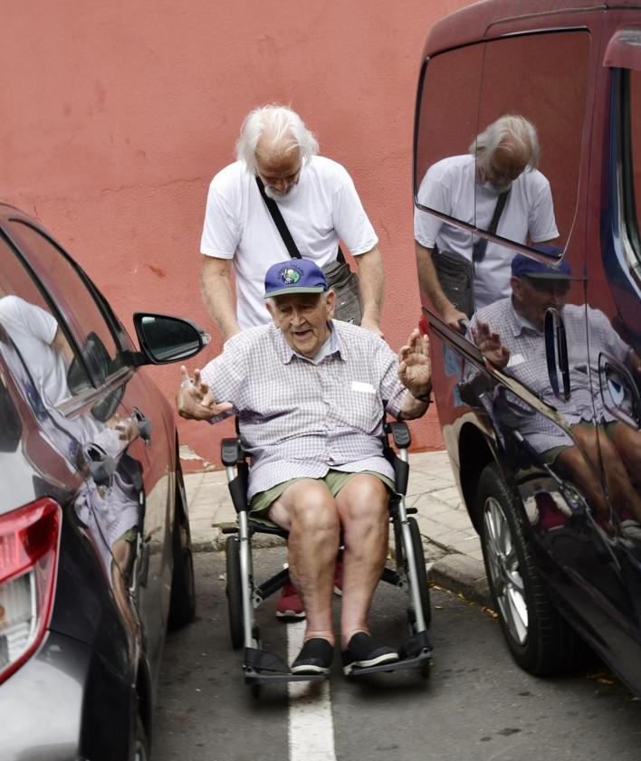 Imagen secundaria 2 - Distintas dificultades que afrontan a su paso por el barrio o al ir a coger la guagua.