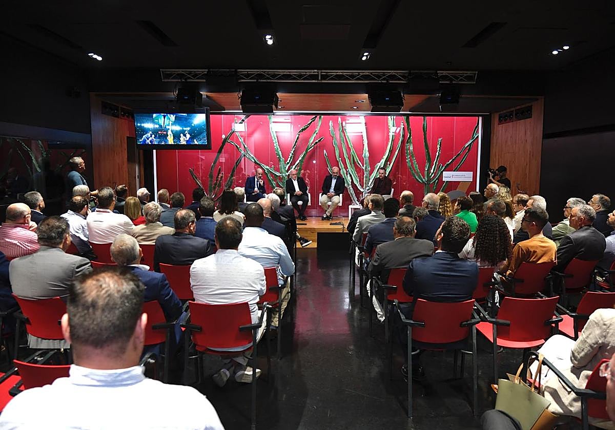 Uno de los momentos del foro en las instalaciones del periódico en El Sebadal.