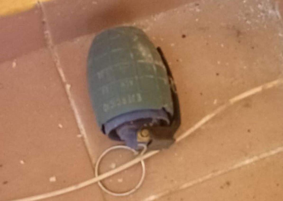 Imagen secundaria 1 - Neutralizan una granada sin carga descubierta en una casa de Valsequillo