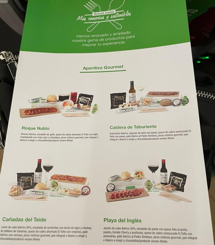 La oferta de aperitivos gourmet, en un vuelo de Binter este jueves.