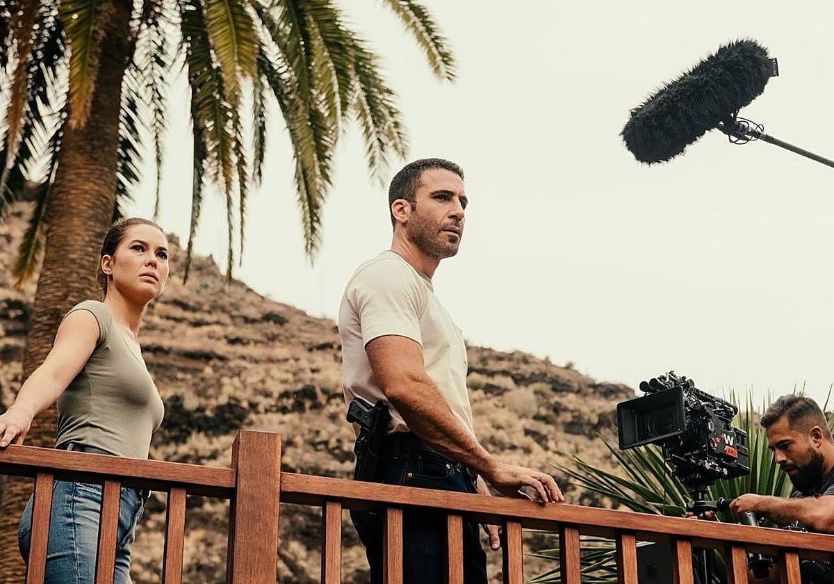 Miguel Ángel Silvestre y Katia Fellin durante el rodaje en Canarias.