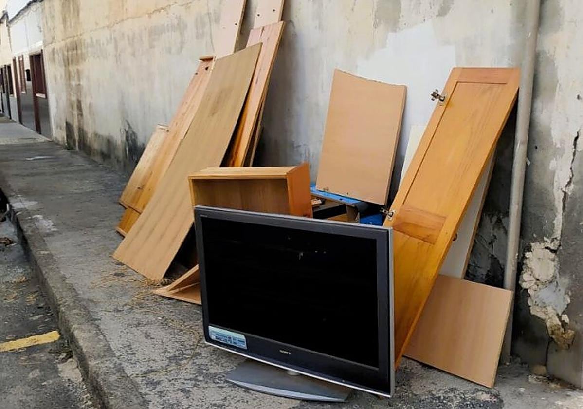 Los enseres abandonados en la vía pública.