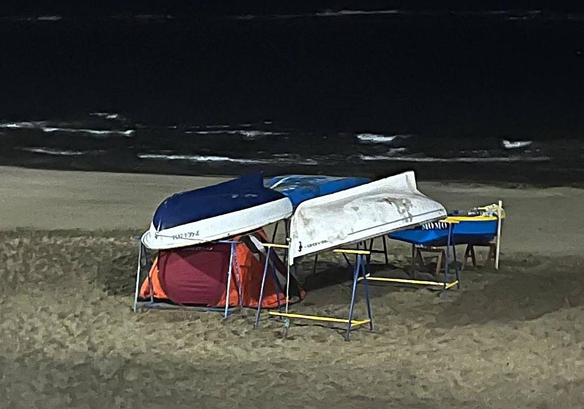 Algunas de esas personas usan barcas para refugiarse en sus tiendas de campaña.