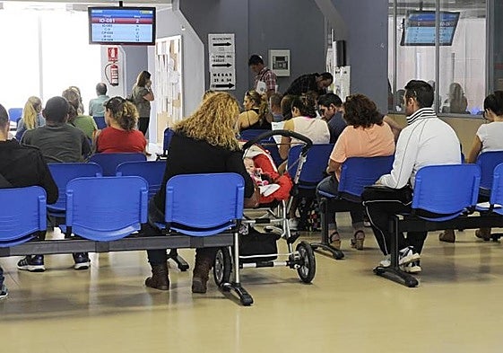 Imagen de demandantes de trabajo en una oficina del Servicio Canario de Empleo.