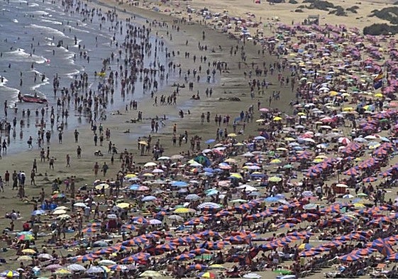 Los turistas llenan Playa del Inglés.