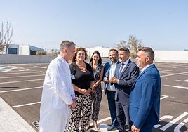 Los responsables del Cabildo lanzaroteño, con el director del Hospital, en el nuevo aparcamiento.