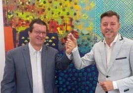 El alcalde y el consejero en la entrega simbólica de las llaves.
