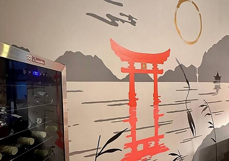 Detalle del mural de una de las paredes de Hikari