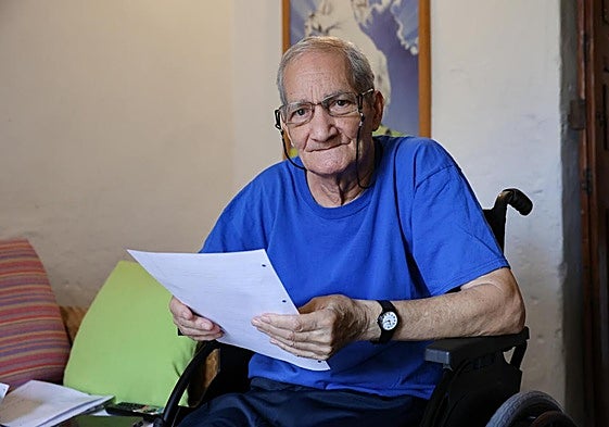 Agapito, en su casa, con uno de sus escritos. Conserva miles.