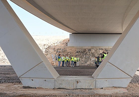 La jefa de obras, Noelia Sosa, explica los pormenores del nuevo tramo bajo la estructura del enlace de La Hondura.