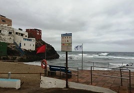 Bandera roja en la zona de Los Dos Roques, Gáldar.