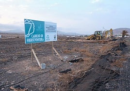 Los antiguos invernaderos de tomateros se localizan al lado de la carretera general a su paso por Tuineje.