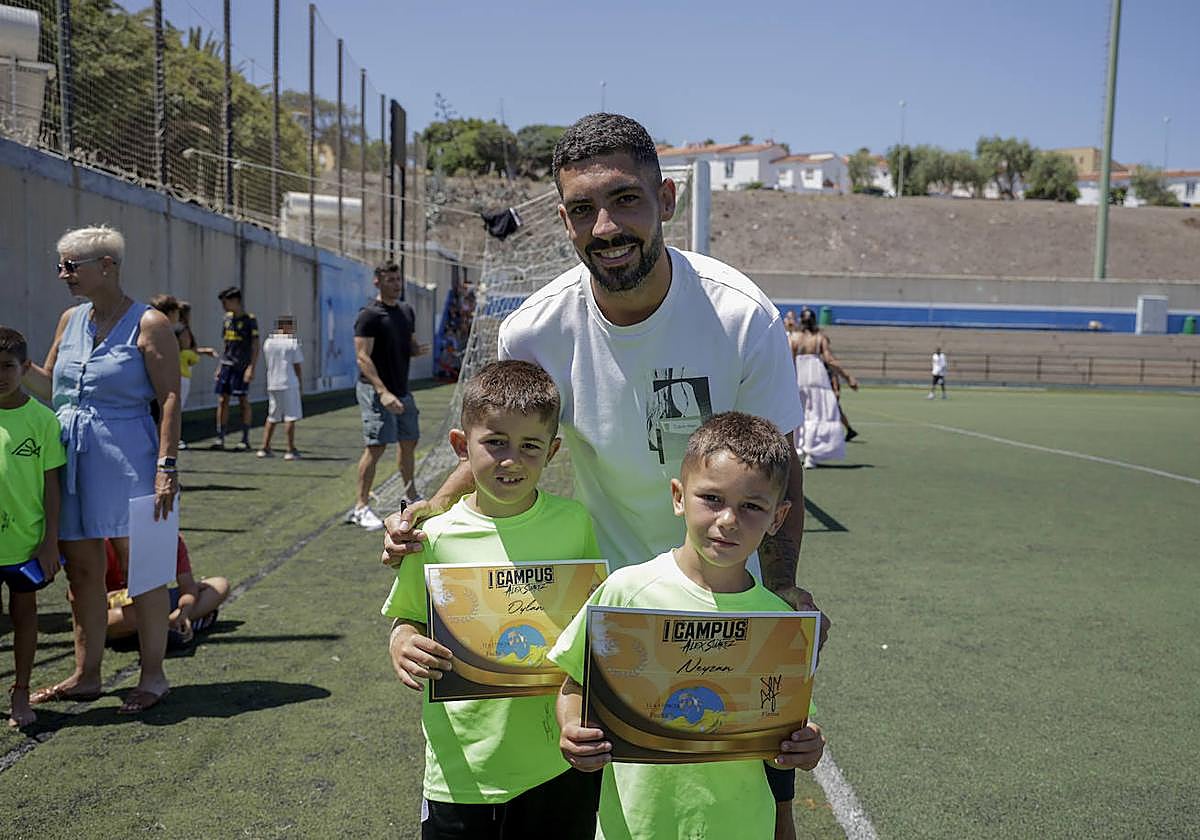 Álex Suárez, con dos de los alumnos de su campus en el día de la clausura y entrega de diplomas.