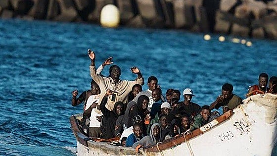 Imagen de archivo de migrantes en cayuco llegando a El Hierro.