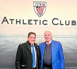 Carnevali junto a Iribar, antes del encuentro frente al Athletic de la temporada 2023-24.