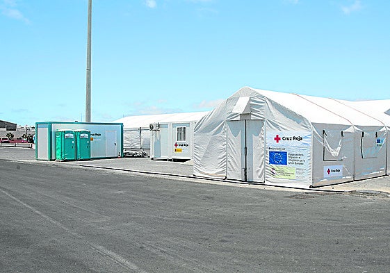 Como adelantó el sábado CANARIAS7, el Gobierno ya tiene preparadas las carpas en el puerto de Arrecife para atender a los menores.