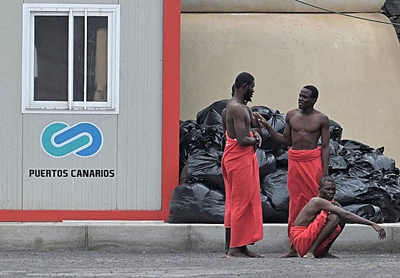 Imagen de migrantes rescatados esta semana y desembarcados en La Restinga.