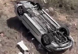 Imagen del vehículo volcado.