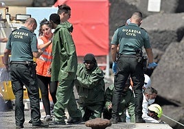 Fotografía de personas migrantes rescatadas este jueves.