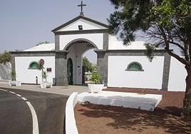 Acceso principal al cementerio de Arrecife.