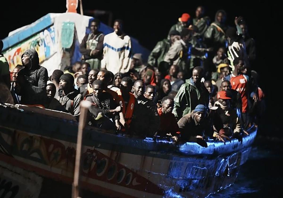 130 personas arriban por sus propios medios a la isla de El Hierro, entre ellas cinco menores