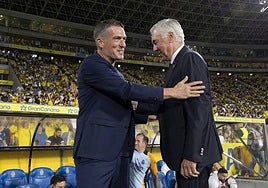 Carrión saluda a Ancelotti antes del inicio del encuentro en el Gran Canaria.