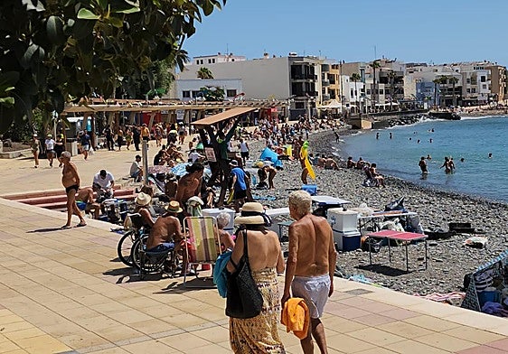 Los bañistas ya están desde el mediodía con mesas y sillas en la playa.