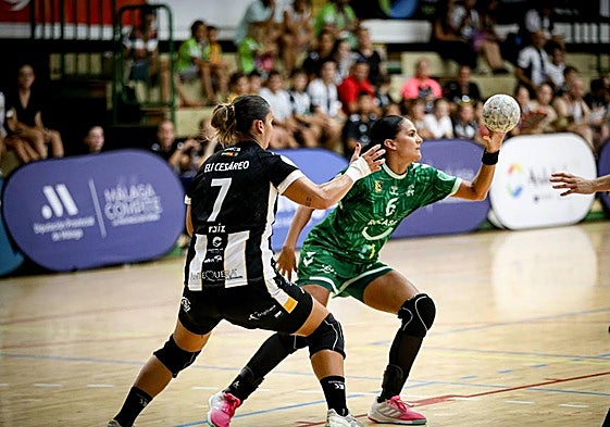 Almudena Rodríguez, en una acción del choque disputado este sábado.