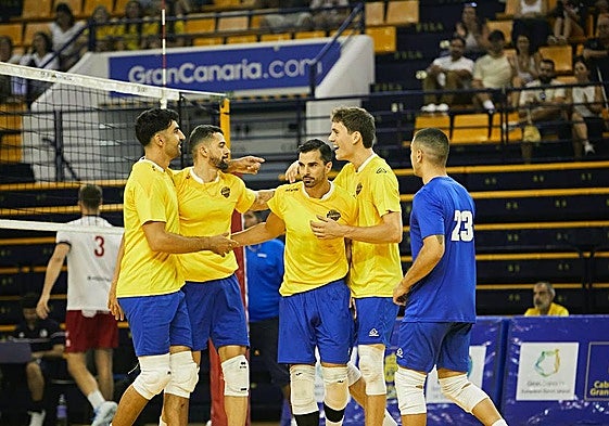 De Amo, felicitado por varios compañeros durante el partido ante el Cisneros.