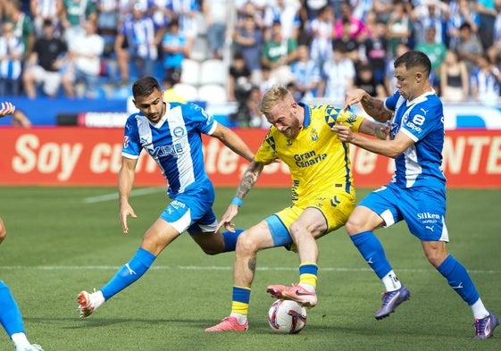 Oli McBurnie pugna por el balón ante dos rivales.