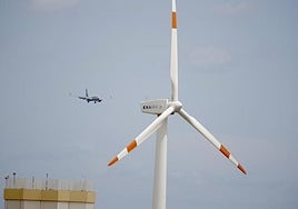 Un avión surca el cielo grancanario.