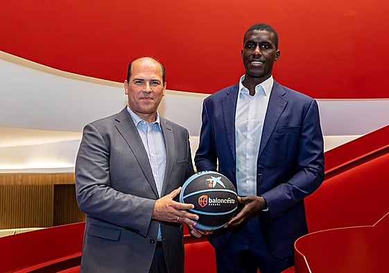 Sitapha Savané y Manuel Afonso, durante la renovación del acuerdo entre ambas entidades.