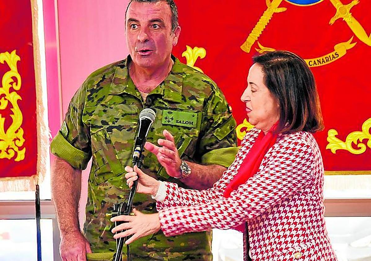 Robles cede a Canarias dos instalaciones militares para acoger menores