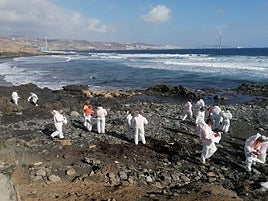 La limpieza del vertido avanza piedra a piedra