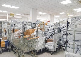 Acumulación de material en la sede central de Correos en Arrecife.