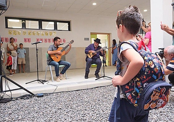 Los timplistas Domingo Rodríguez 'El Colorao' y Tomás Perera en el colegio El Castillo, en Fuerteventura, que ayer abría sus puertas.