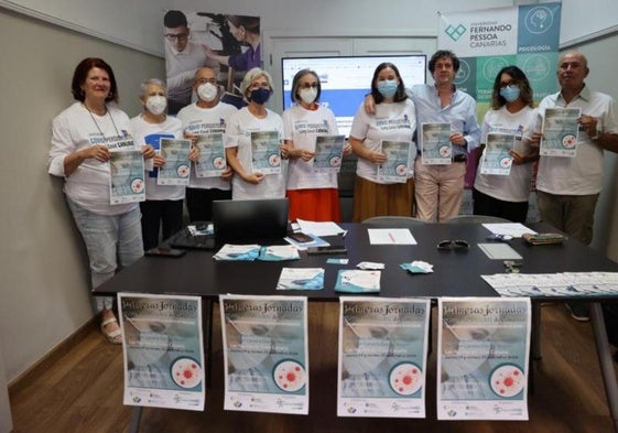 Miembros de la Asociación de Covid Persistente Canarias y el médico y socio de honor del colectivo, Juan Francisco Vigueras (3º por la derecha).