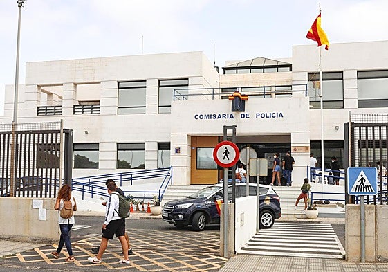 Exterior de las dependencias principales en Arrecife de la Policía Nacional.
