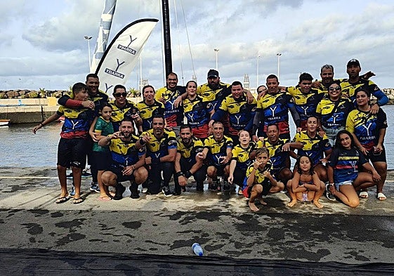 La tripulación del Agüimes, en pleno festejo.